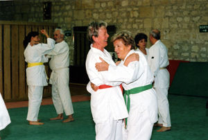 Bonne humeur de mise lors de l'entraînement de self-défense Senior